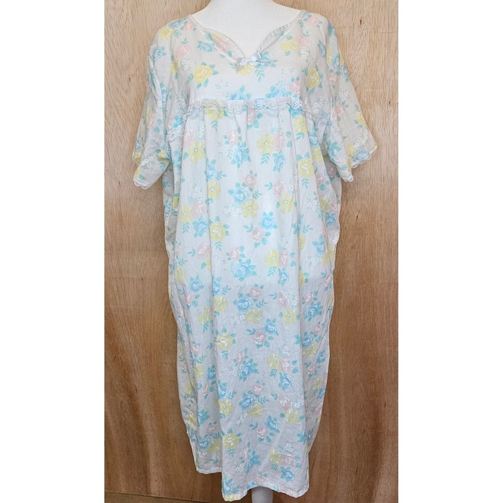 Vintage Multicolor Floral Hospital Gown Size M Snap Closure In Back‎